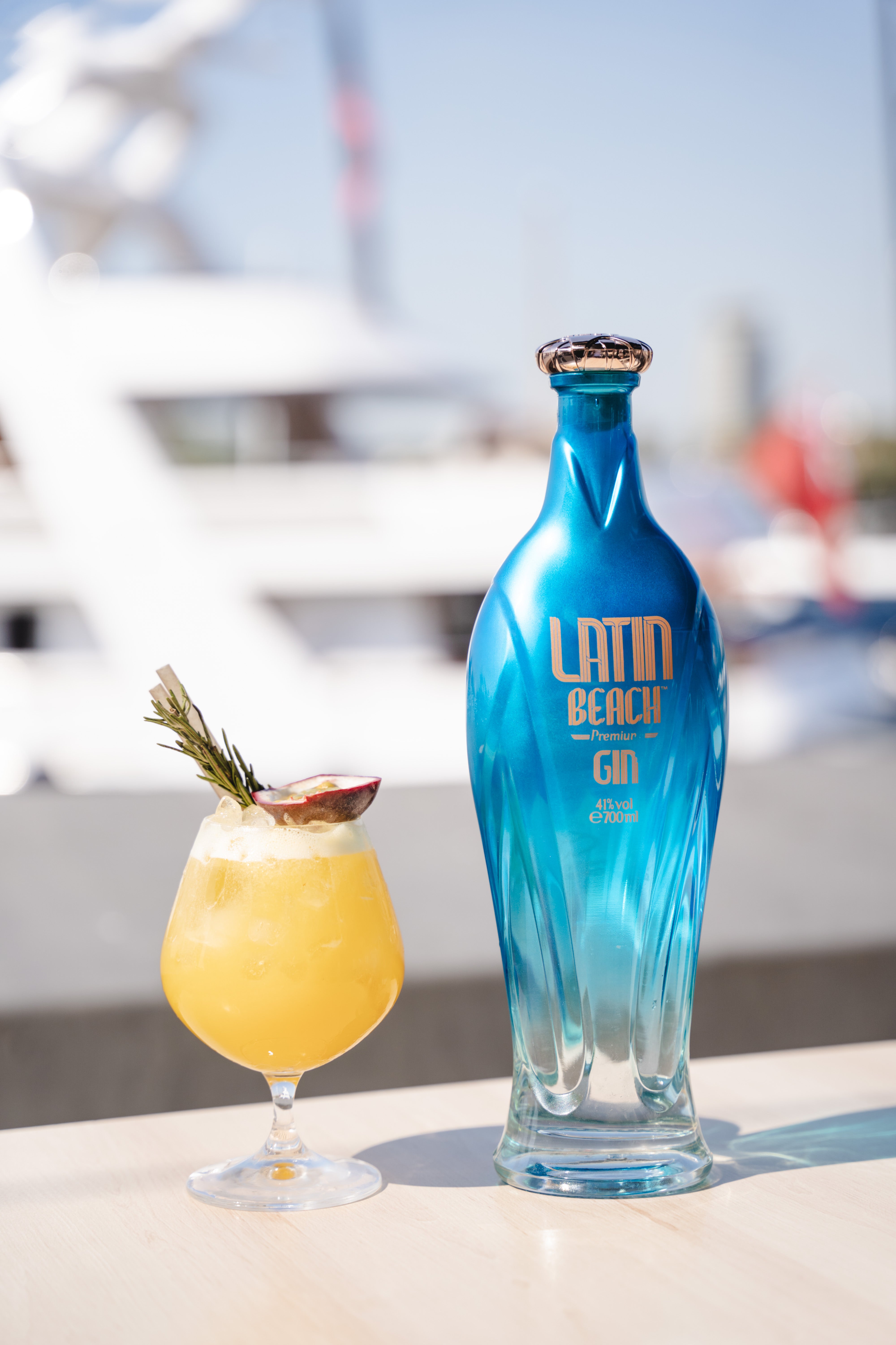 Gin bãi biển Latin