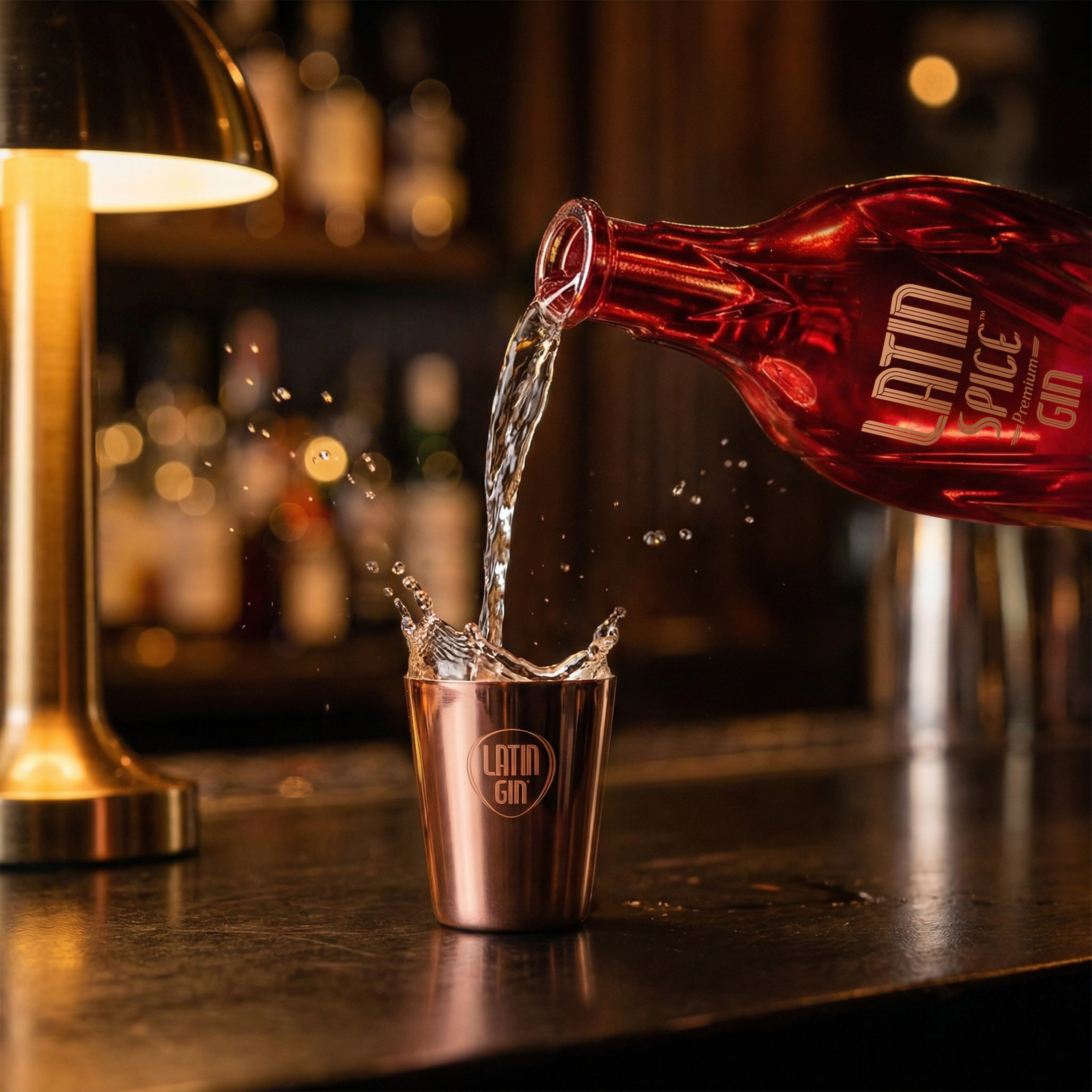 Copa de chupito de ginebra latina