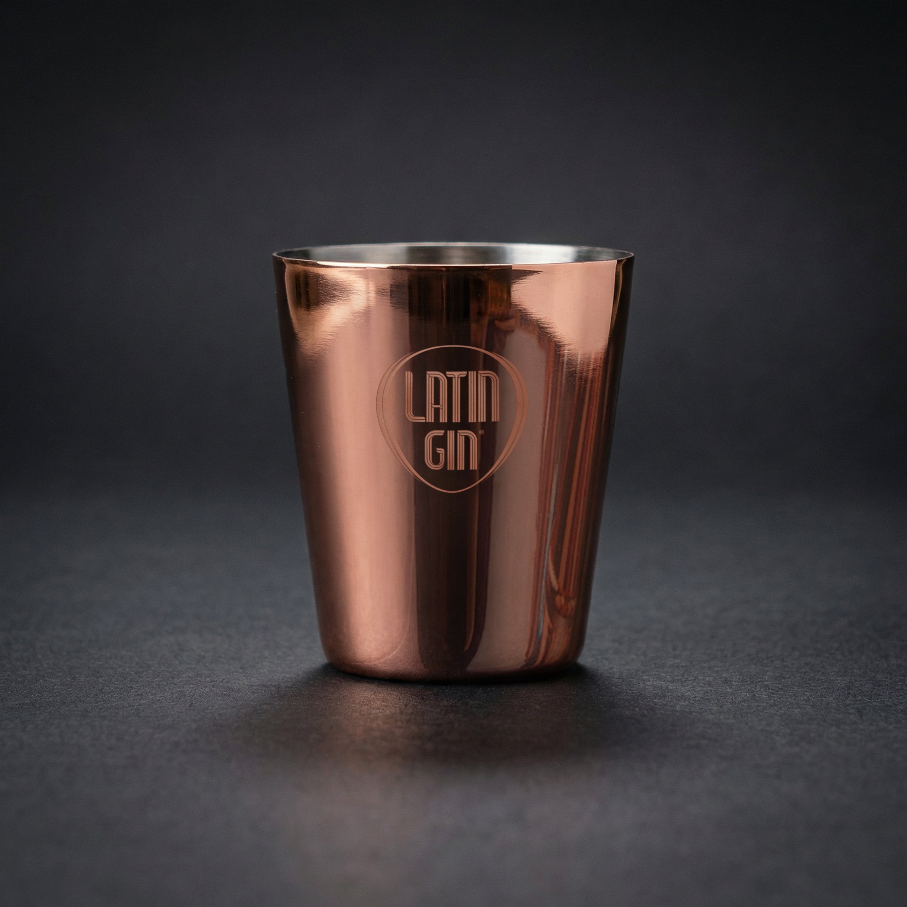 Copa de chupito de ginebra latina